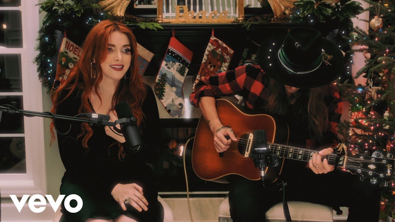 Caylee Hammack – Hard Candy Christmas (Fireside Acoustic)